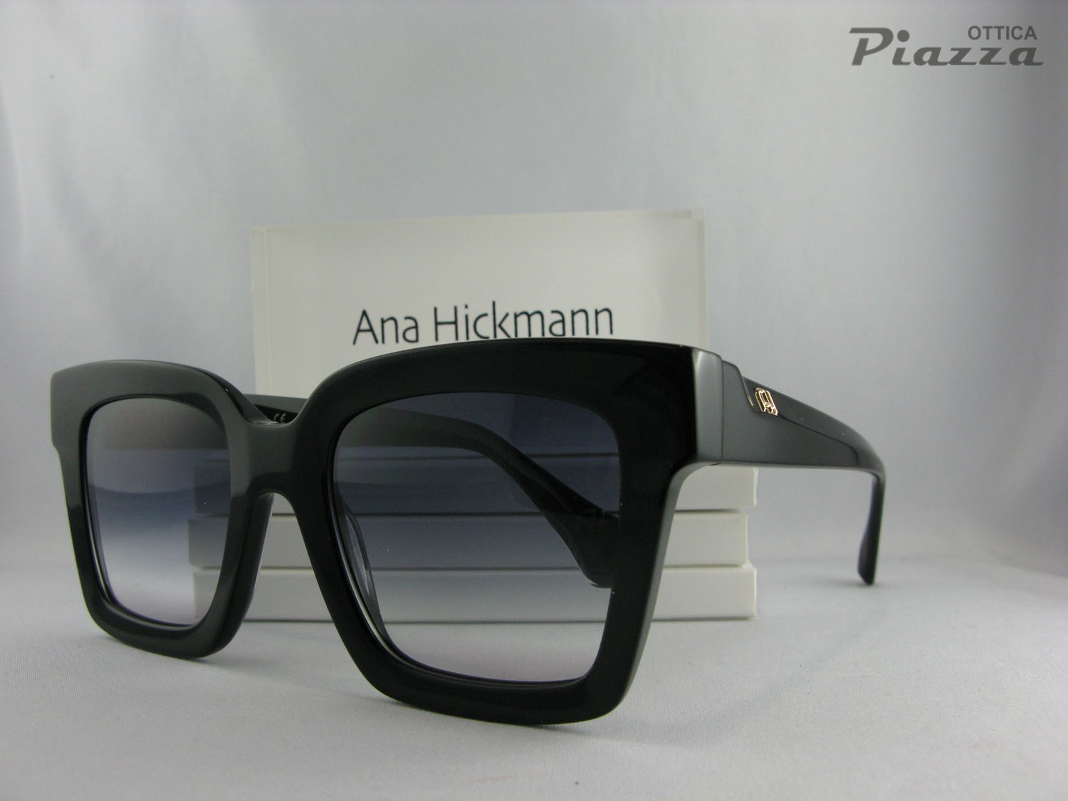 IMG_1714 AH9435 A01 Ana Hickman occhiali da sole neri ottica piazza san mario